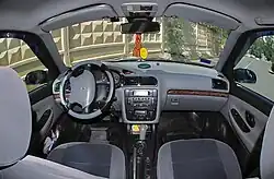 Tableau de bord d’une Peugeot 406.