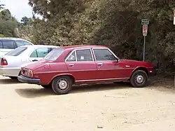 Peugeot 504 berline à Hollywood Hills, à Los Angeles.