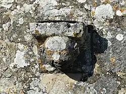 Tête sculptée sur sa façade sud-ouest.