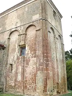 Massif rectangulaire du chœur de l'église.