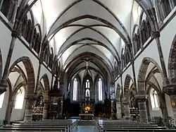 Vue de l'intérieur : Colonnades, voûtes d'ogives, galeries.