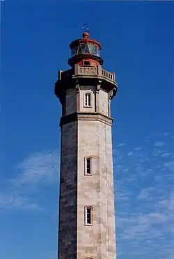 Vue rapprochée du haut du phare des Baleines.