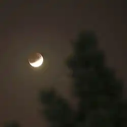 Phase maximale de l'éclipse, vue de Paris (France).