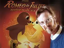 Le réalisateur Phil Nibbelink pose devant une première version de l'affiche qu'il a dessiné lui-même, représentant les deux personnages principaux.