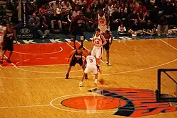 Vue du demi-terrain opposé où Miller est en défense sur Marbury en tête de raquette.