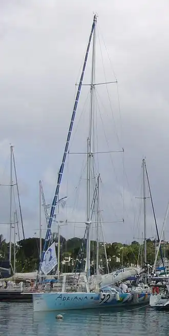 voilier amarré dans une marina