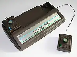 Console de jeu vidéo marron.