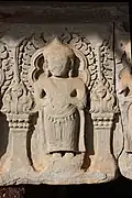 Détail d'un linteau khmer, trouvé au Prasat Hin Phimai, style d'Angkor Vat, XIIe&nbsp;siècle : Bouddha debout enseignant