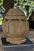 Élément décoratif en pierre représentant un bouton de lotus, placé au sommet des tours des temples khmers, trouvé à Prasat Prang Ku, Xe&nbsp;siècle
