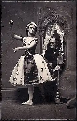 Phineas Taylor Barnum avec la ballerine Ernestine de Faiber.