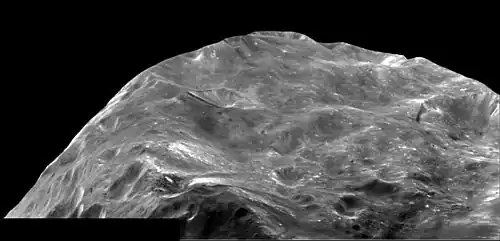 Cette image a été obtenue à une distance de 13&nbsp;000&nbsp;km.  1 pixel représente environ 80&nbsp;mètres (3000x1445).