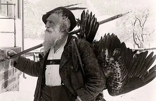 Leo Dorn avec un aigle abattu
