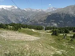 Les pistes autour du téléski du Lac, en été.