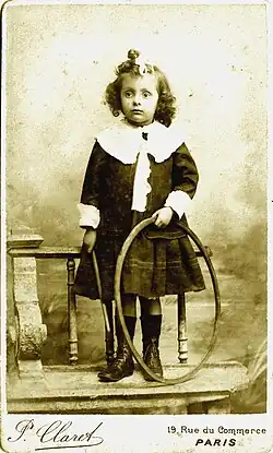 Fillette anonyme avec un cerceau, P. Claret (Paris), vers 1900.