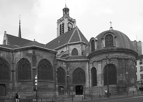 Le chevet montre différentes époques de construction. Au premier plan, la chapelle de la Vierge et son dôme (XVIIIe&nbsp;siècle).