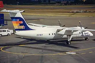 ZK-NEY, le Dash 8 impliqué dans l'accident, dans une livrée précédente, photographié à l'aéroport de Canberra en 1987.