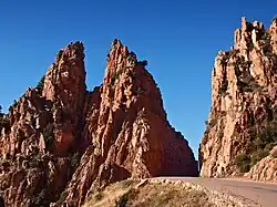La RD 81 dans la traversée des calanques