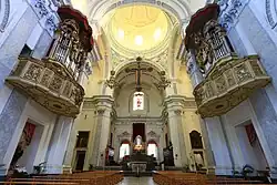 Les deux buffets d'orgue en bois doré.