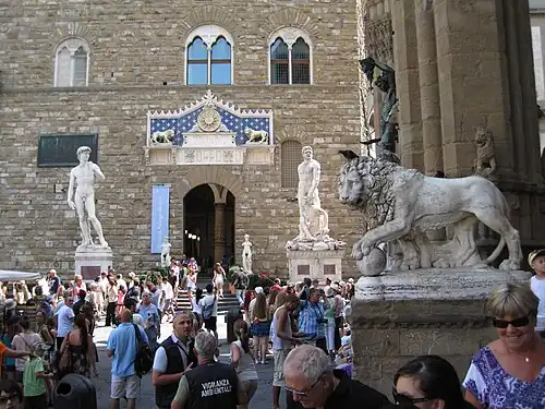 David, Hercule, Cacus et le Marzocco, entrée du palazzo Vecchio.
