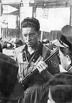 Soldat gardant des cadavres abattus sur la Piazzale Loreto, 1944
