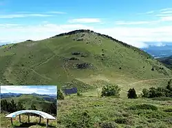 Pic d'Ourtiset (au sud du pays de Sault) : un paysage de prairies d'estive (en médaillon : pic de Bentaillole depuis Ourtiset).