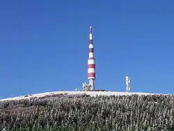 Vue de l'émetteur de télévision au sommet du pic de Nore.