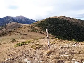 Vue du pic de l'Estelle (à droite) depuis l'est ; à gauche, le pic Gallinasse (2&nbsp;461&nbsp;m).