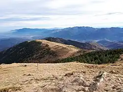 Vue vers le sud-est depuis le pic, sur le Vallespir et (au loin) le massif des Albères.