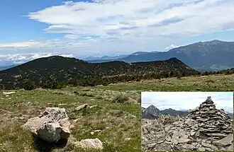 Vue du pic de Ginebre (à gauche, sous couvert forestier), depuis le Puig del Pla de Bernat. En médaillon : le sommet, avec, au loin, le roc Blanc.