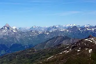 Vue du pic de Château Renard (en bas à droite avec ses deux coupoles) depuis la crête de Coq, avec le pic de Rochebrune tout à gauche.