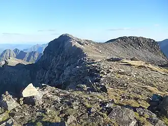 Pic de Crabounouse vu de la crête menant au Bugarret ; à droite, son antécime de 5 mètres plus bas.