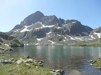 Face nord du pic de Sauvegarde depuis le lac de la Montagnette.