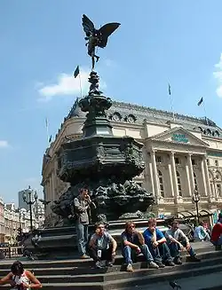 Shaftesbury Memorial&nbsp;(en) à Piccadilly Circus, Londres. C'est l'une des premières sculptures fondues en aluminium.
