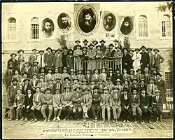 Photo de groupe telle une photo de classe en noir et blanc et surmontée de trois portraits.