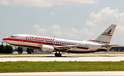 Un avion de ligne biréacteur au décollage porte sur lui des marquages.