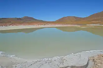 Salar de Aguas face aux collines de Caichinque, Capur, Cosor et Murchota (de gauche à droite).