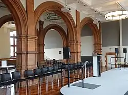 Salle principale du rez-de-chaussée.