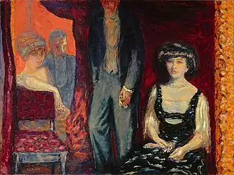 Tableau avec deux couples dans une loge de théâtre rouge, une femme assise en robe noire au premier plan, les autres figures plus floues derrière