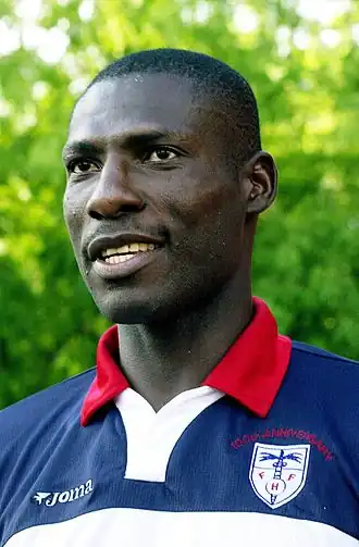 portrait en buste d'un homme noir en survêtement