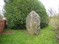 La Pierre du Pôt dans le parc de l'arboretum.
