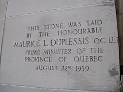 Pierre avec une inscription écrite dessus.
