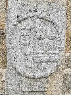 Pierre tombale armoriée XVIIe.