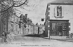 Carte postale montrant une rue avec une boutique à droite. 2 enfants assis à gauche, 2 petits enfants à la porte de la boutique. Enseigne CHOISEAU-RAVARD en capitale, encadrée des mots Tabac et Café.