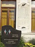 Monument aux morts devant la mairie.