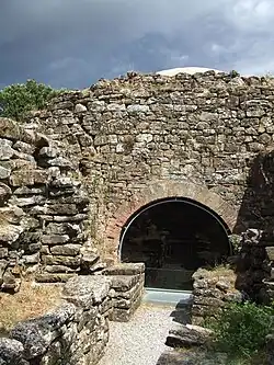 La tombe circulaire supérieure et les vestiges des tombes latérales (l'ouverture -vitrée- est récente et permet au visiteurs d'apercevoir la voûte).