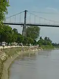 7- La deuxième pile du pont suspendu, en rive droite au bord du fleuve.