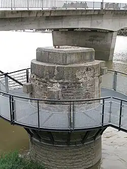 Une des Piles de l'ancien pont (rive gauche), entourée d'une passerelle de visite contemporaine, en amont de l'actuel pont Anne de Bretagne.