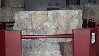 Photographie en couleurs d'un assemblage de blocs sculptés représentant un personnage.