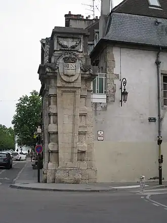 Porte Saint-Pierre, à l'angle des rues Chabot-Charny et de Tivoli.
