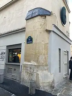 Pilier sud de la porte de Bourbon.